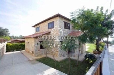STONE HOUSE OF FOUR BEDROOMS WITH SWIMMING POOL!