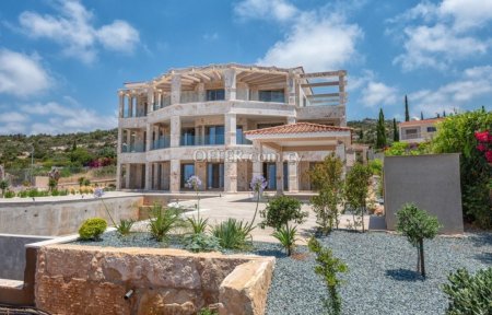 Detached Villa in Sea Caves