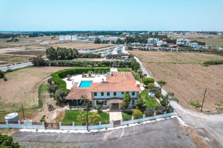 6 Bed Detached Villa for Sale in Dromolaxia, Larnaca - 1