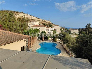  3 bedroom villa in Ayios Tychonas, with big land
