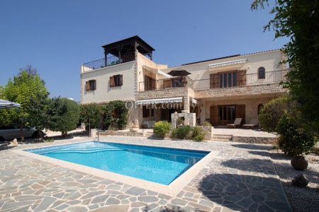 5 bedroom villa for sale in peyia