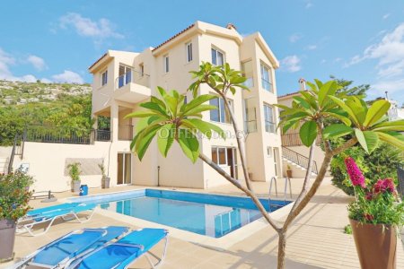 5 bedroom villa for sale in Peyia