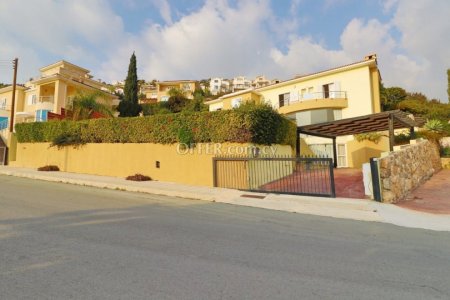 6 bedroom villa for sale in Peyia