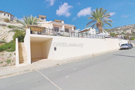 4 bedroom villa in peyia