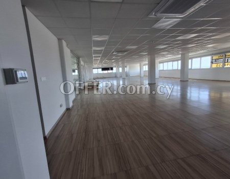 Office 500m2 in modern commercial building - 7