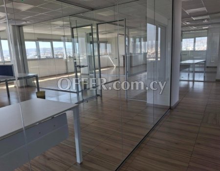500m2 office with raised floors and glass partitions - 6