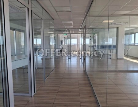 500m2 office with raised floors and glass partitions