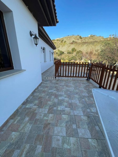 4-bedroom Detached Villa 280 sqm in Pyrgos