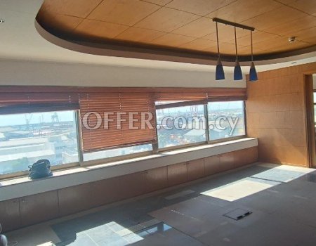 Excellent buy, whole floor office 487m2 with raised floors