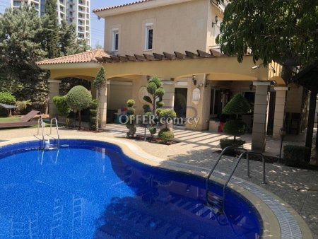 Four Bedroom Villa with Private Pool for Sale in Mouttagiaka Area