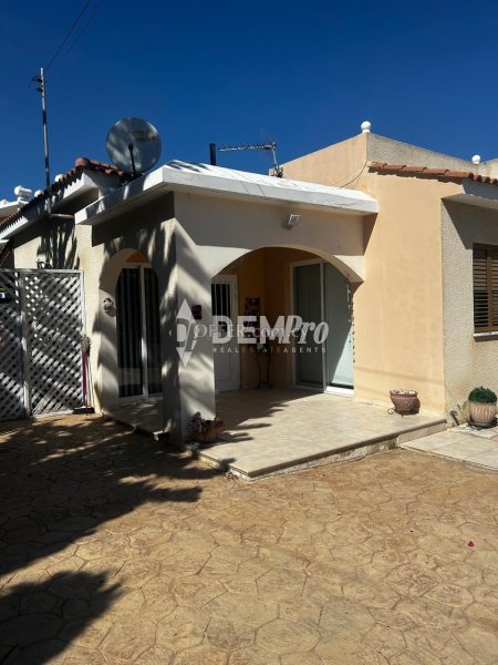 Bungalow For Rent in Kato Paphos - Universal, Paphos - DP424