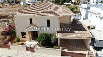 Six Bedroom house with a swimming pool and an Attic in Tseri, Nicosia.