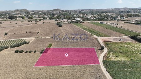 Residential field in Episkopeio , Nicosia