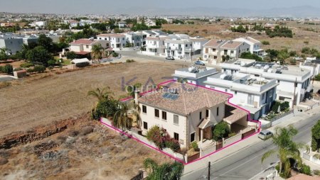 Six Bedroom house with a swimming pool and an Attic in Tseri, Nicosia.