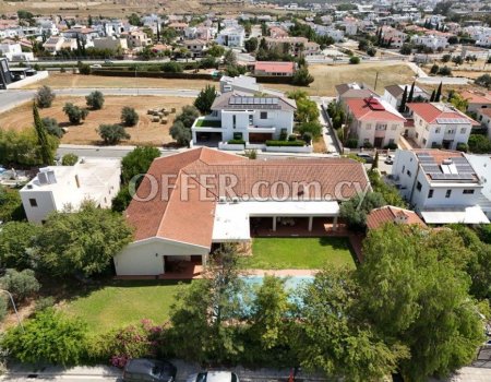 For sale Ground floor house with private pool and auxiliary house for €1,000,000 .