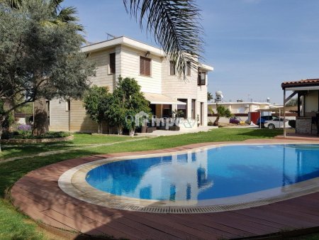 Amazing Villa with swimming pool and garden in Lakatamia for Rent