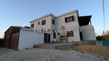 Two-storey detached house with a swimming pool, in Kato Pyrgos, Nicosi