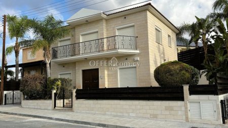 FIVE BEDROOM DETACHED HOUSE IN PANTHEA AREA.