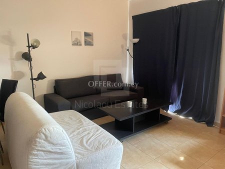 Top floor 1 bedroom apartment in a complex with pool and 5 walk to the beach