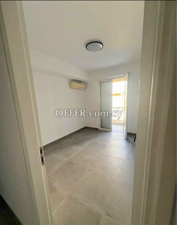 Modern And Renovated 2 Bedroom Apartment  In Agioi Omologites- Near Th