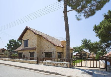 SPACIOUS 4 BEDROOM HOUSE WITH POOL IN SOUNI ZANAKIA!