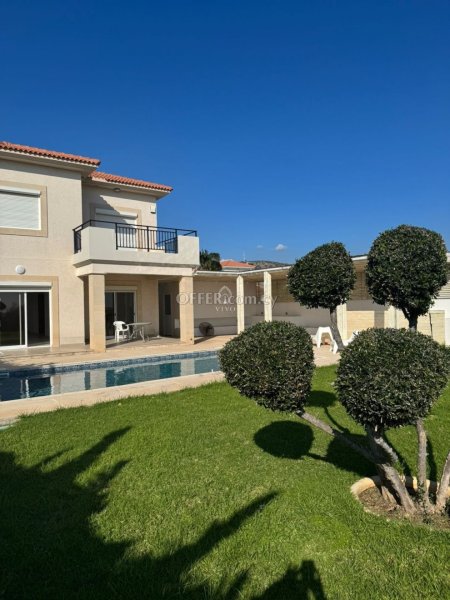 THREE BEDROOM DETACHED HOUSE WITH PRIVATE POOL FOR RENT