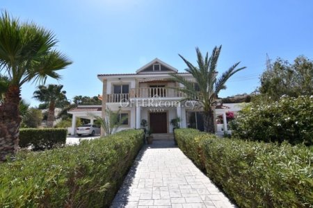 FULLY FURNISHED VILLA OF 5 BEDROOMS WITH POOL ON THE HILLS OF PYRGOS