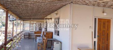 House  suitable for a holiday home in Galata.
The house needs renovati