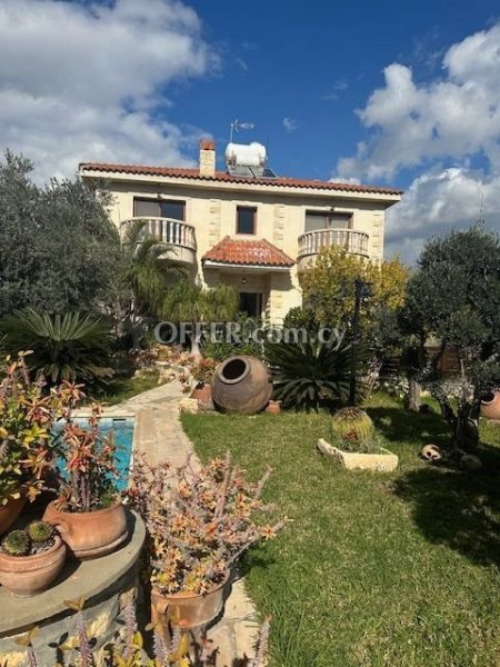 FOR SALE TWO HOUSES ON THE SAME PLOT OF LAND IN 2019m2