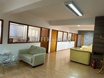 Whole Floor Apartment With 10 Offices  In An Attractive Area In The Ce