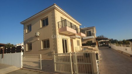 3 Bedrooms Detached House in Emba