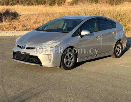 2012 Toyota Prius 1.8L Hybrid Automatic Hatchback (photo 0)