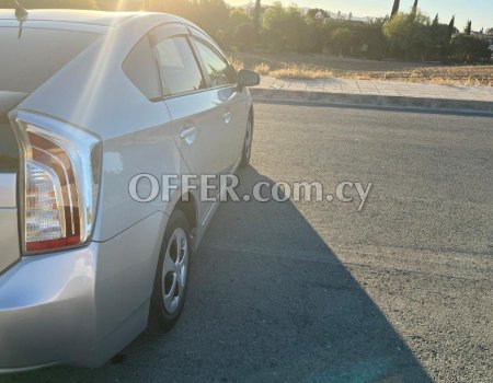 2012 Toyota Prius 1.8L Hybrid Automatic Hatchback (photo 2)