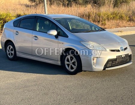 2012 Toyota Prius 1.8L Hybrid Automatic Hatchback (photo 2)