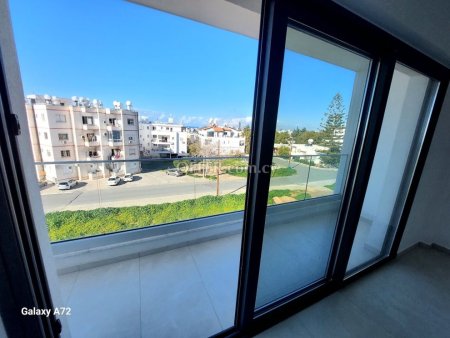 Modern 2 Bedroom Top Floor Apartment with Sea View