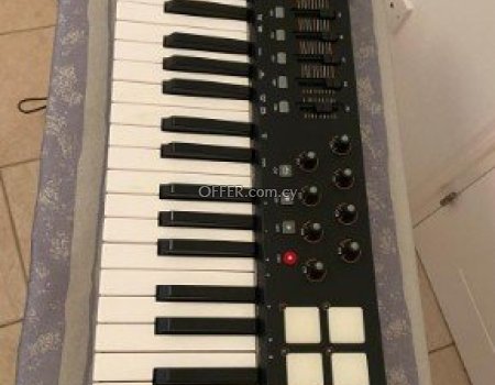 Piano mix synthesizer M-Audio OHYGEN49