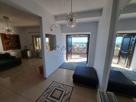 Spacious 4 Bedroom Detached House with Sea View