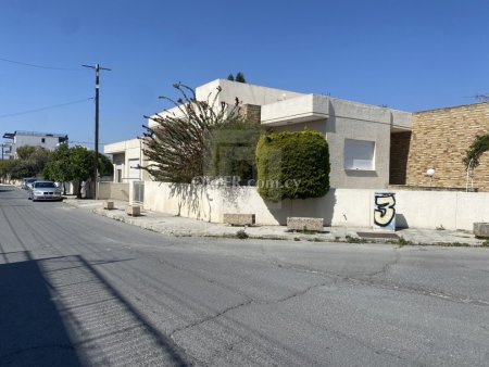 Large house ideal for an office in Kapsalos.