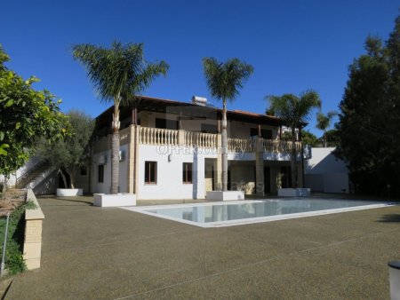 Renovated upgraded 5 bedroom detached villa in Moni