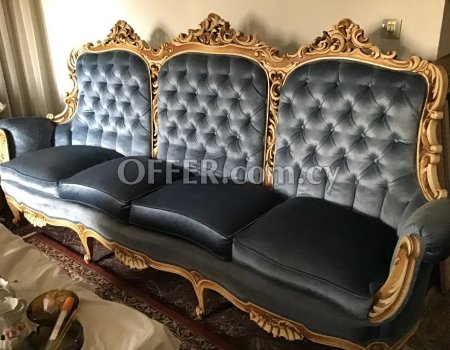 For sale living room set.