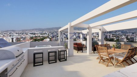 Top Floor with Private Roof Garden Apartment in Walking Distance to the Beach