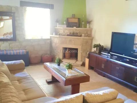 3 Bed Semi-Detached House for rent in Vasa Koilaniou, Limassol - Main Photo